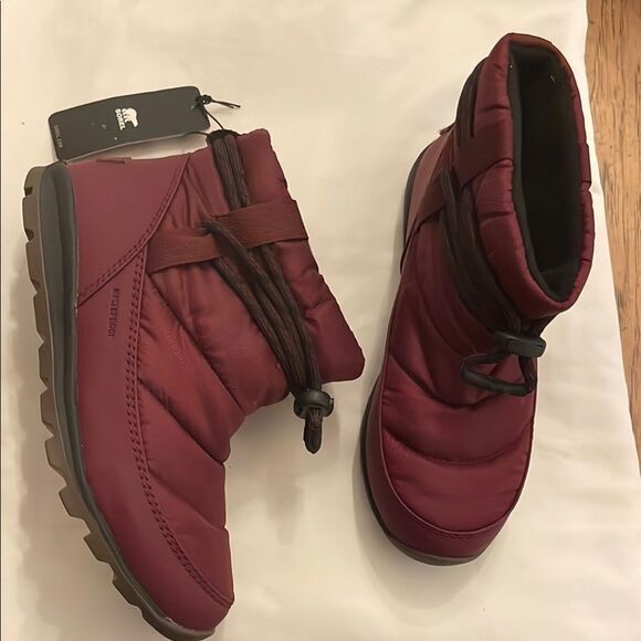 Sorel WINE COLOR short waterproof booties.   New in box - Picture 1 of 8
